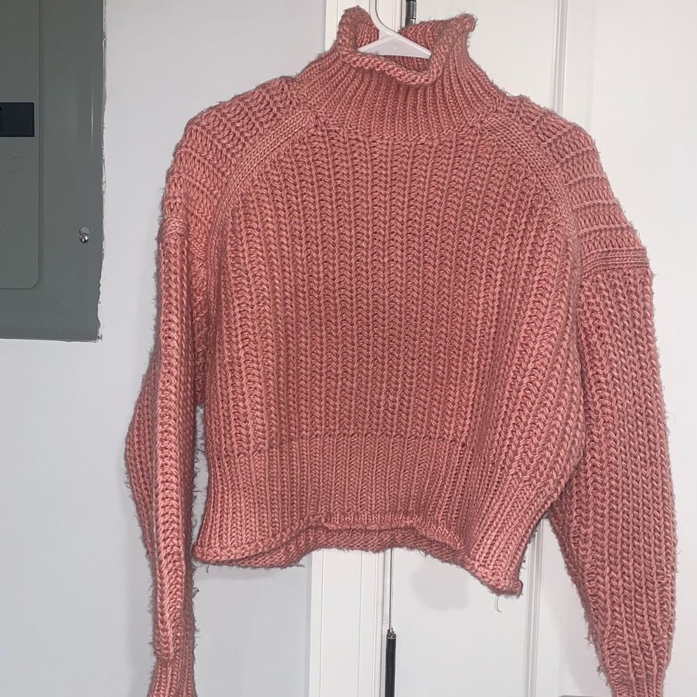PINK KNITTED TURTLENECK SEMI-CROP SWEATER